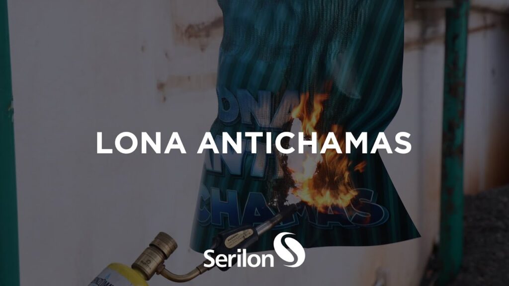 Uma lona na cor verde sendo ateada fogo por um ma&ccedil;arico com detalhes amarelo e branco.