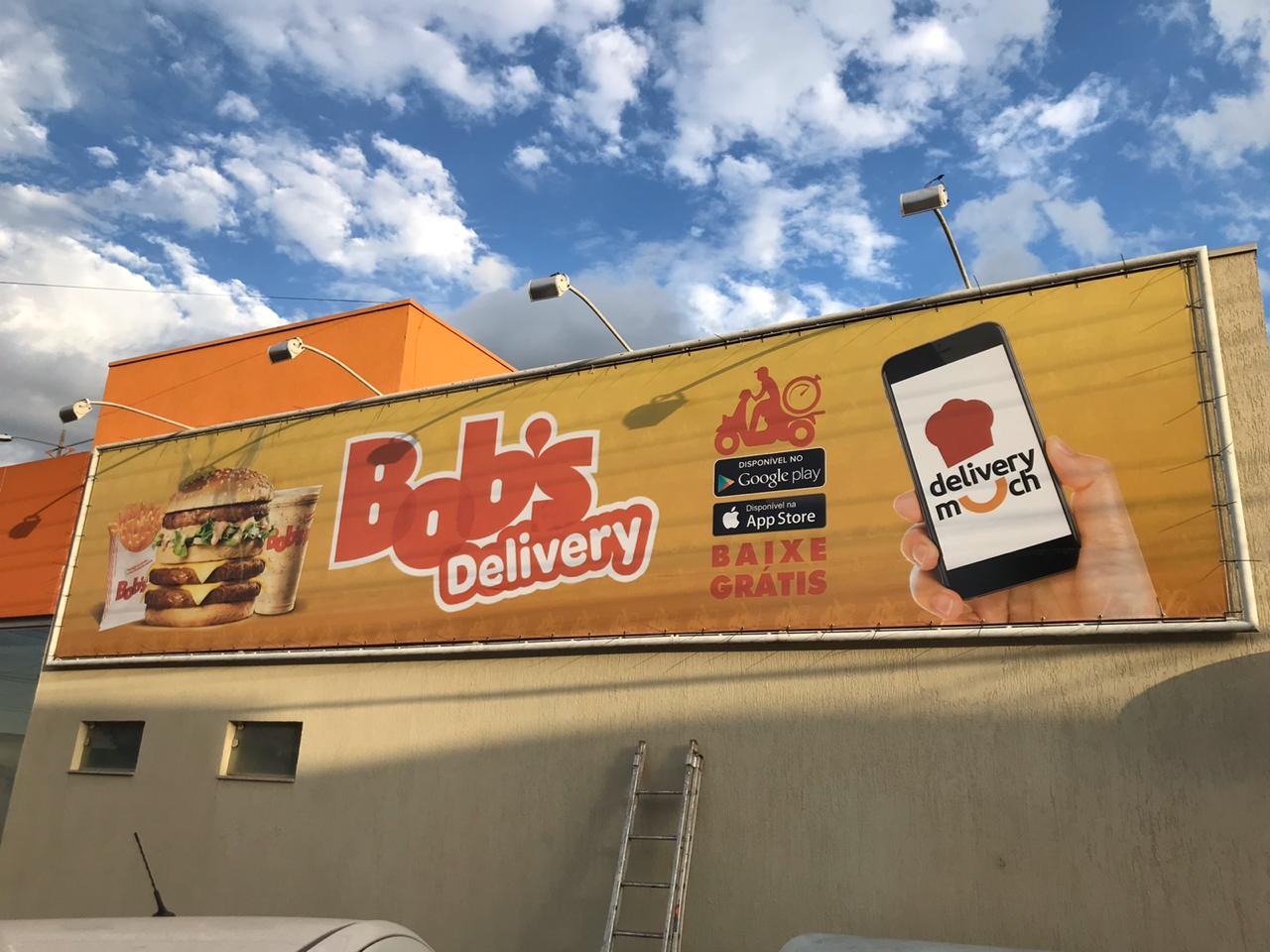 Um an&uacute;ncio do Bob&rsquo;s Delivery em parceria com o aplicativo Delivery Much.