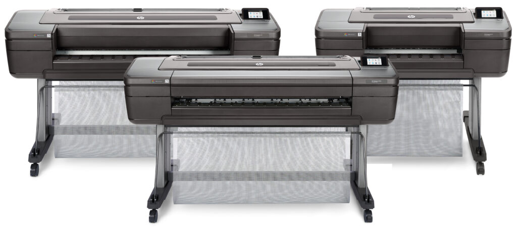 Conjunto de impressoras de grande formato HP DesignJet com suporte e sistema de alimenta&ccedil;&atilde;o de m&iacute;dia para impress&atilde;o t&eacute;cnica profissional.