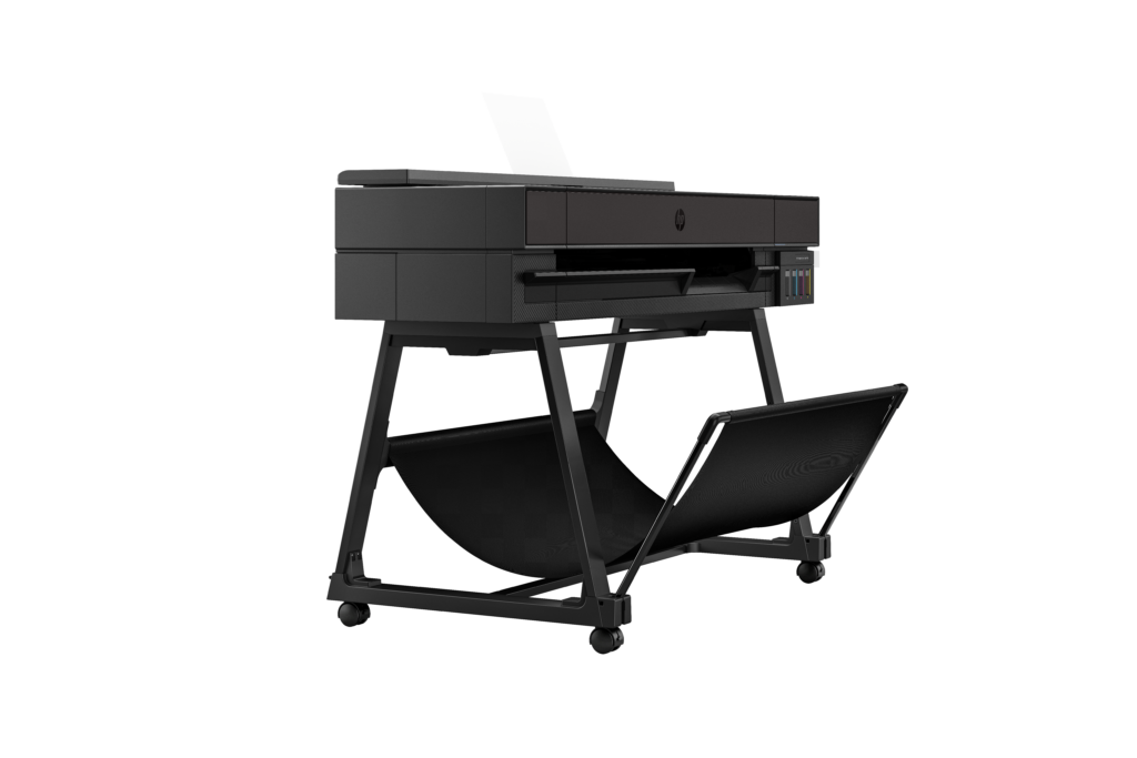 Impressora de grande formato HP DesignJet com suporte m&oacute;vel e bandeja coletora de m&iacute;dia.